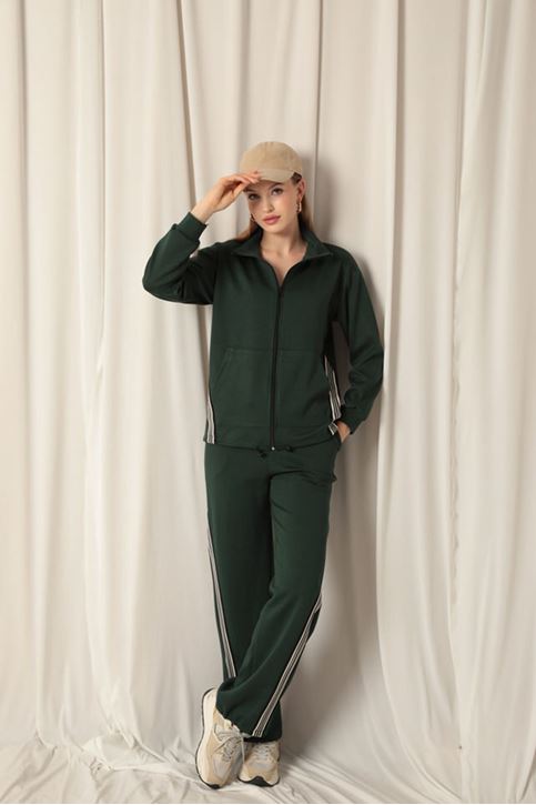 بدلة نسائية باللون الأخضر الزمردي مع خطوط قماشية