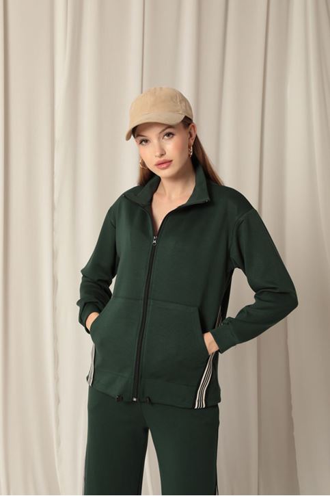 بدلة نسائية باللون الأخضر الزمردي مع خطوط قماشية