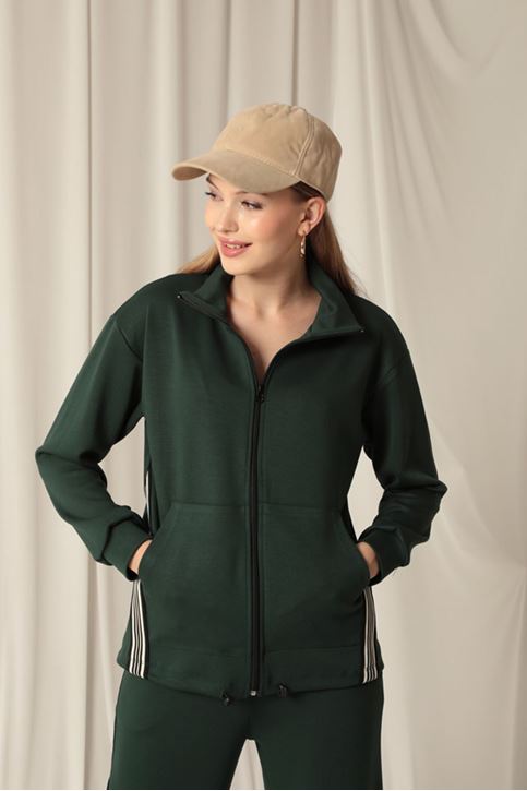 بدلة نسائية باللون الأخضر الزمردي مع خطوط قماشية