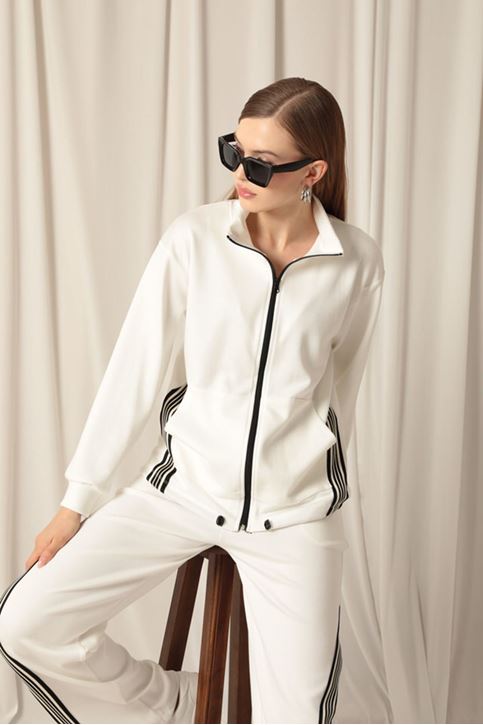 بدلة إكرو نسائية مع خطوط قماشية