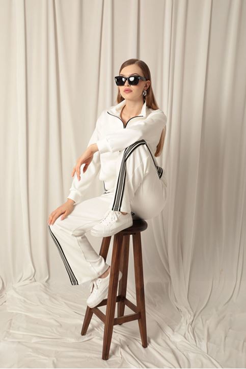 بدلة إكرو نسائية مع خطوط قماشية