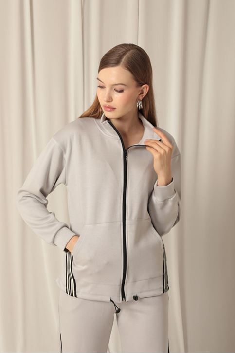 بدلة رمادية نسائية مع خطوط قماشية