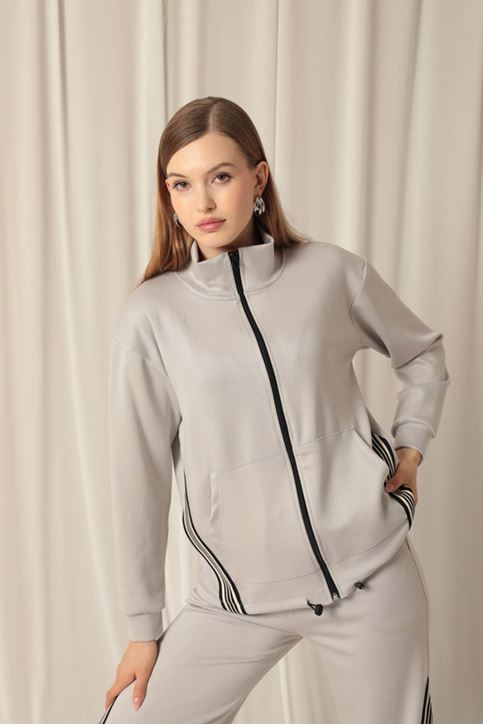 بدلة رمادية نسائية مع خطوط قماشية