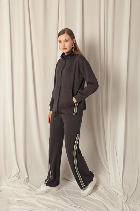بدلة أنثراسايت نسائية مع خطوط قماشية