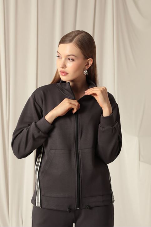 بدلة أنثراسايت نسائية مع خطوط قماشية