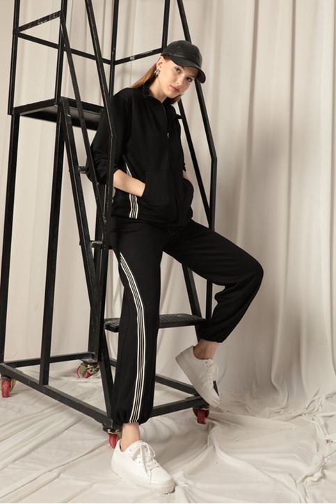 بدلة سوداء نسائية مع خطوط قماشية