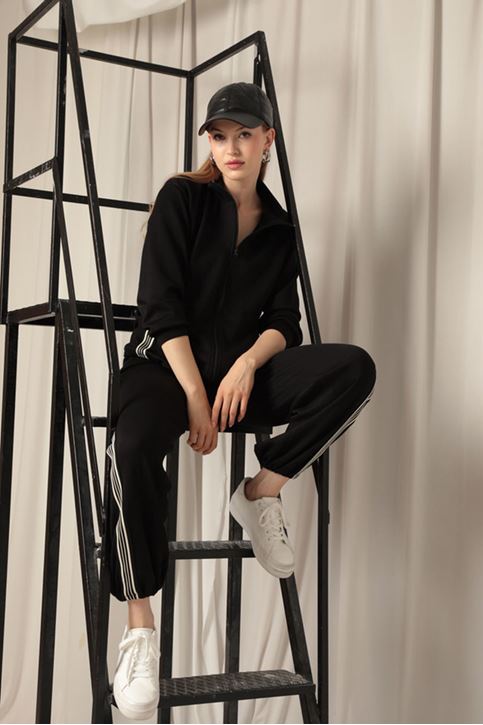 بدلة سوداء نسائية مع خطوط قماشية