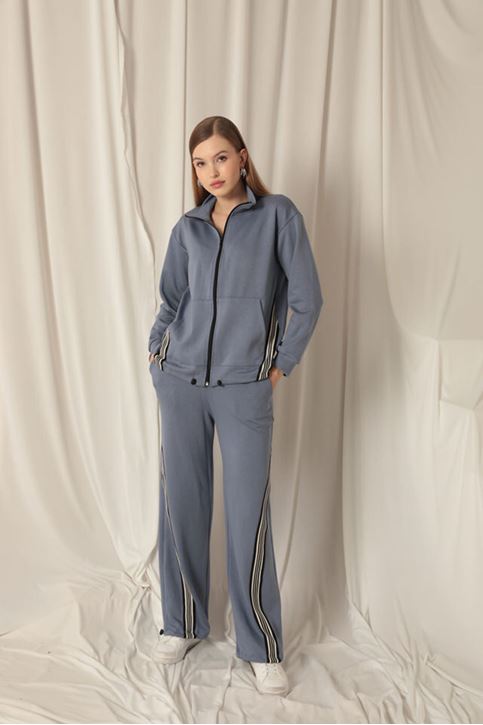 بدلة نسائية باللون النيلي مع خطوط قماشية