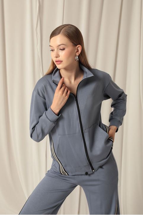 بدلة نسائية باللون النيلي مع خطوط قماشية