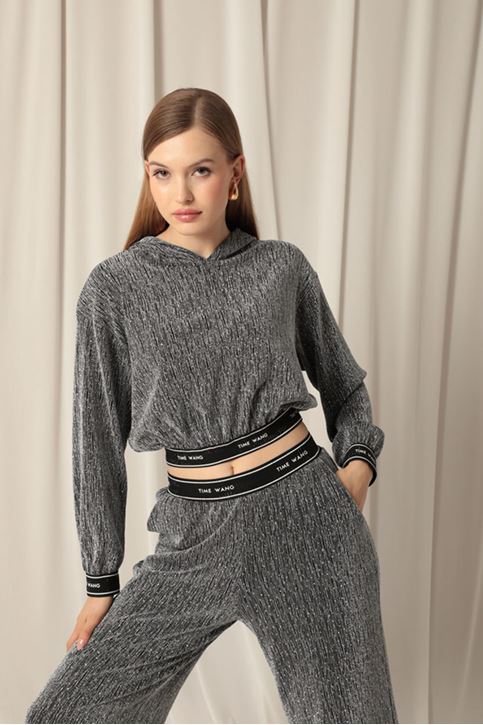 طقم فضي نسائي من القماش اللامع