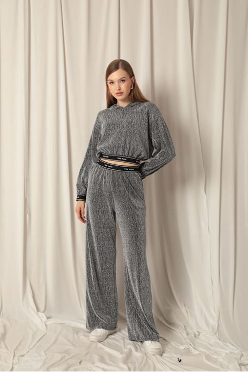 طقم فضي نسائي من القماش اللامع