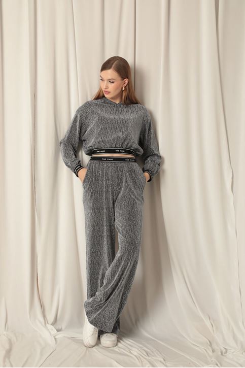 طقم فضي نسائي من القماش اللامع