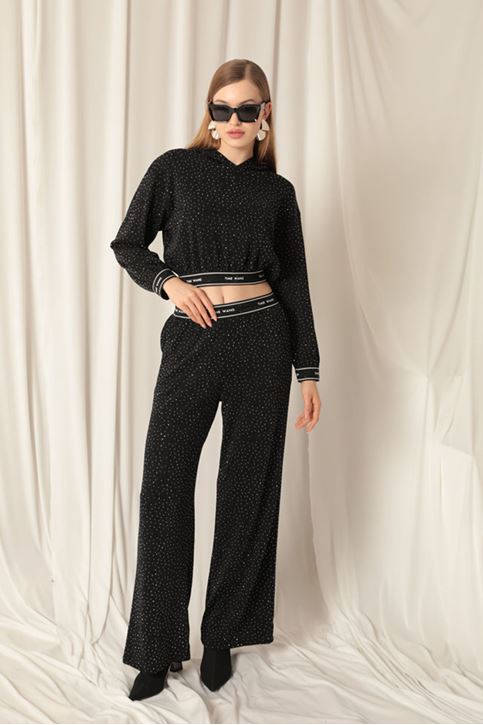 بدلة نسائية سوداء لامعة من القماش