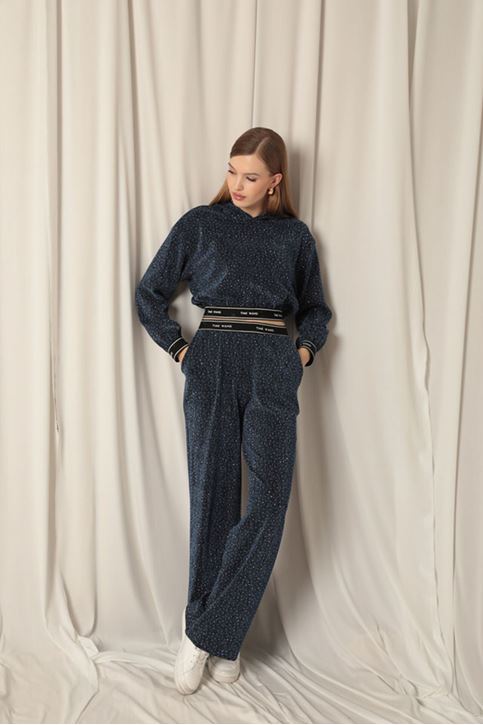 بدلة نسائية باللون الأزرق الداكن من القماش اللامع