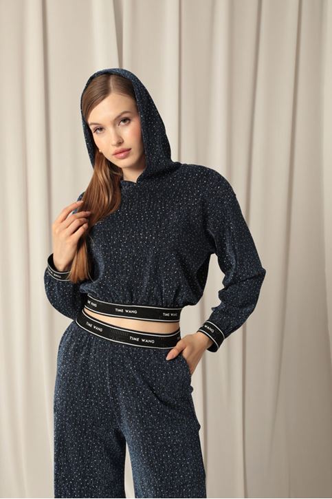 بدلة نسائية باللون الأزرق الداكن من القماش اللامع