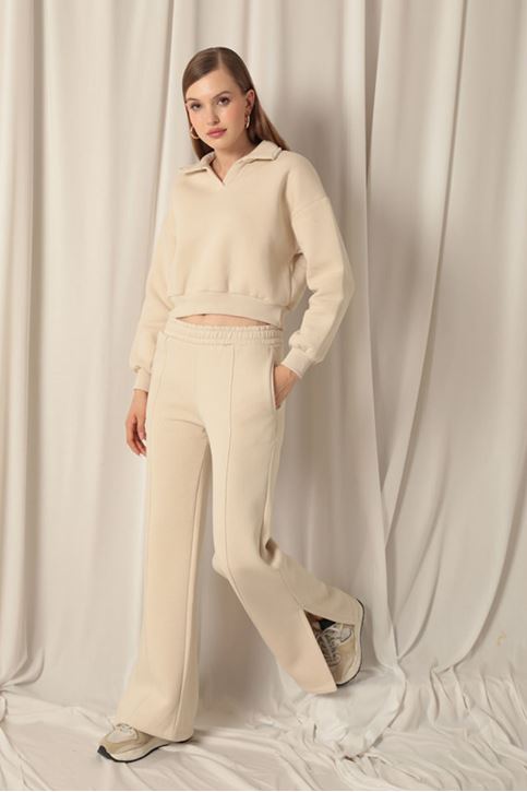  Короткий женский свитшот бежевого цвета 