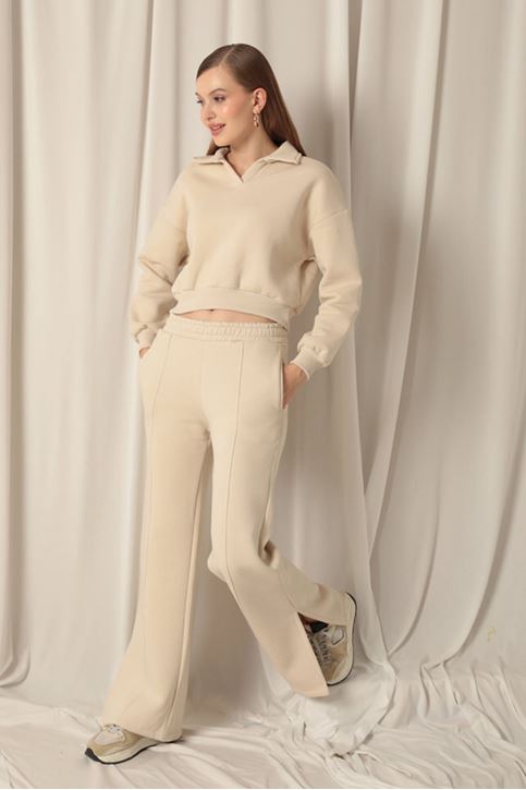  Короткий женский свитшот бежевого цвета 