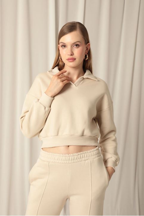  Короткий женский свитшот бежевого цвета 