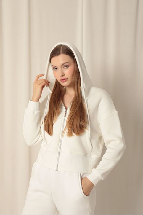 Короткий свитшот Ecru с капюшоном из пряжи Three Yarn 