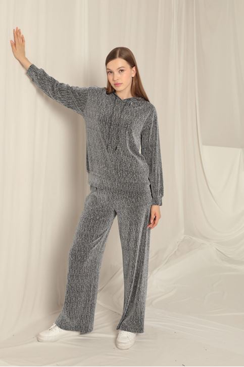 طقم فضي نسائي بغطاء للرأس من القماش اللامع