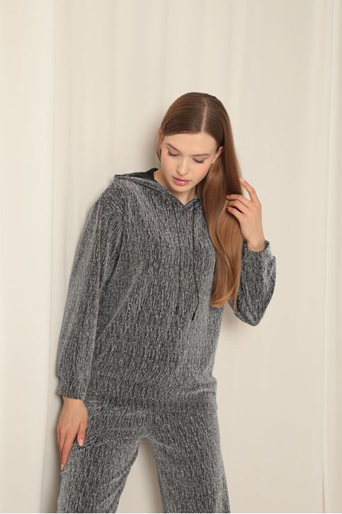 طقم فضي نسائي بغطاء للرأس من القماش اللامع