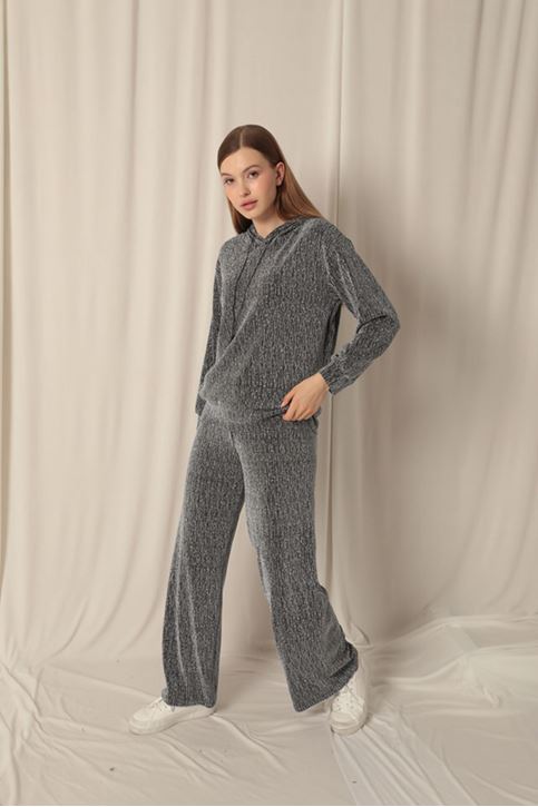 طقم فضي نسائي بغطاء للرأس من القماش اللامع