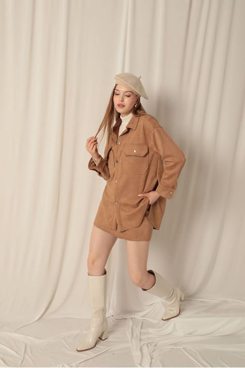 بدلة نسائية من جلد الغزال مع شورت وتنورة