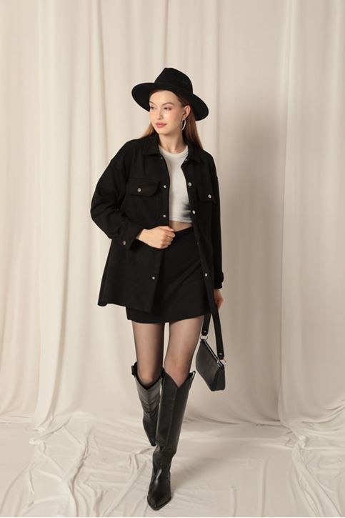 بدلة نسائية سوداء مع شورت وتنورة من قماش الشامواه