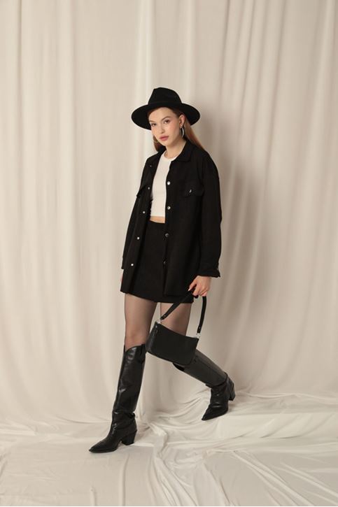 بدلة نسائية سوداء مع شورت وتنورة من قماش الشامواه