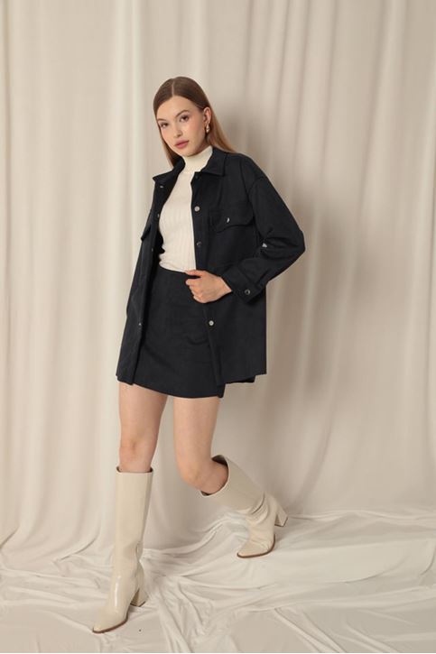 بدلة نسائية باللون الأزرق الداكن مع شورت وتنورة من قماش الجلد السويدي