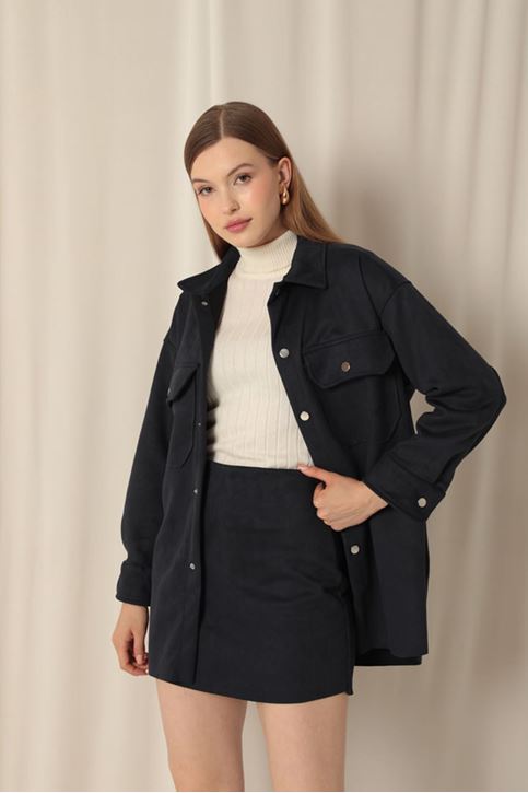 بدلة نسائية باللون الأزرق الداكن مع شورت وتنورة من قماش الجلد السويدي