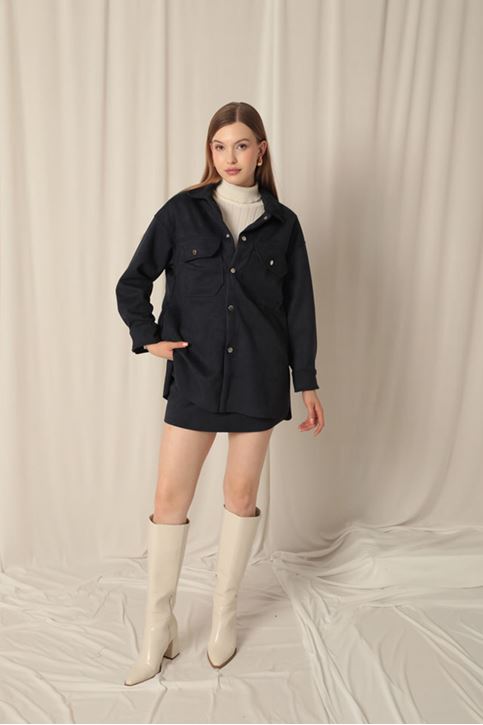 بدلة نسائية باللون الأزرق الداكن مع شورت وتنورة من قماش الجلد السويدي