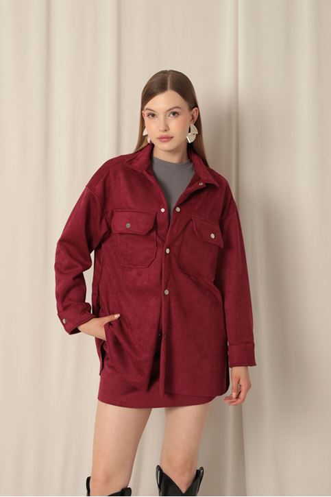 بدلة نسائية باللون العنابي مع شورت وتنورة من قماش الجلد السويدي