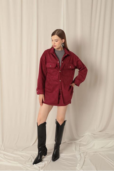 بدلة نسائية باللون العنابي مع شورت وتنورة من قماش الجلد السويدي