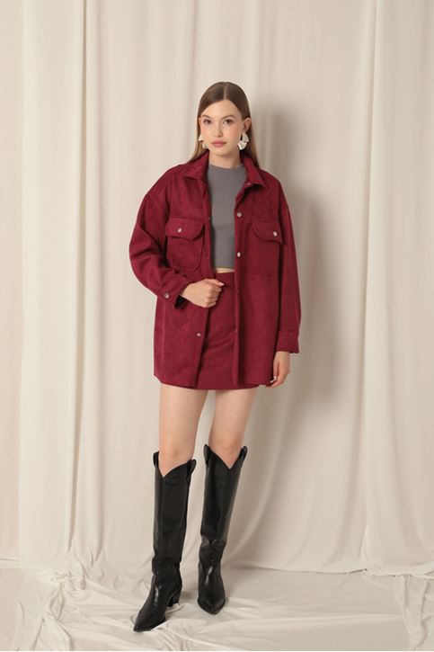 بدلة نسائية باللون العنابي مع شورت وتنورة من قماش الجلد السويدي