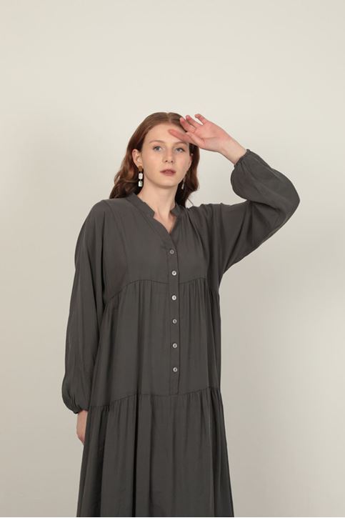  Антрацитовое платье с эластичными рукавами 