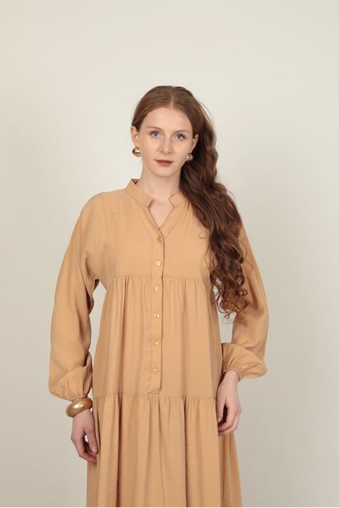  Бежевое платье с эластичными рукавами 