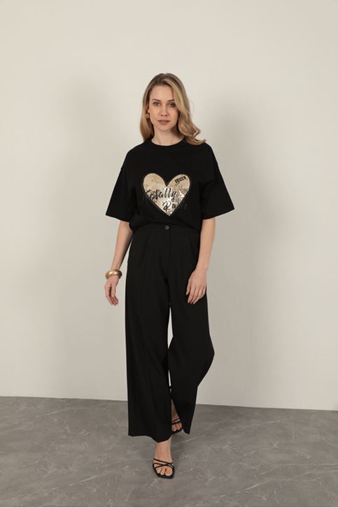 Женские брюки с плиссировкой из атласной ткани черного цвета 