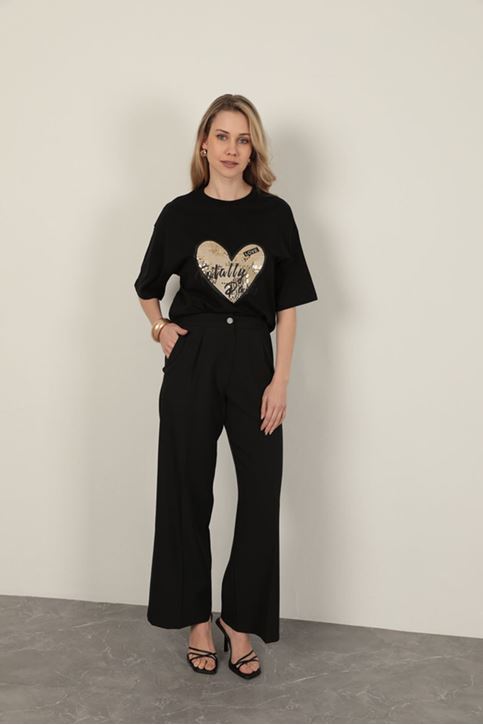 Женские брюки с плиссировкой из атласной ткани черного цвета 