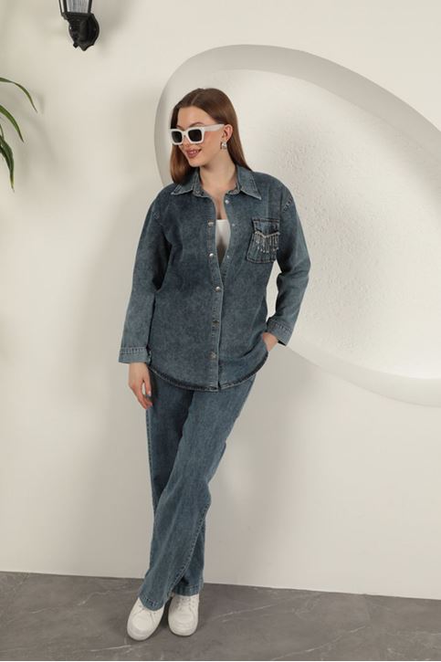 قميص نسائي أزرق اللون من قماش الدنيم بتفاصيل حجرية وجيب