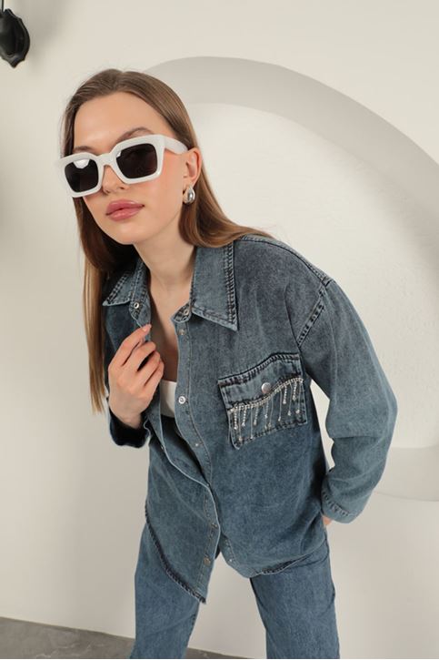 قميص نسائي أزرق اللون من قماش الدنيم بتفاصيل حجرية وجيب