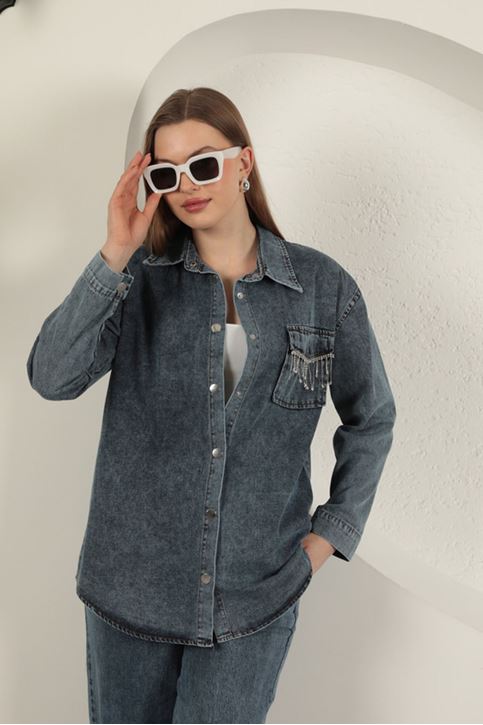 قميص نسائي أزرق اللون من قماش الدنيم بتفاصيل حجرية وجيب