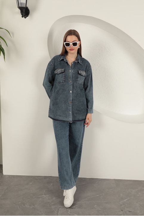 قميص نسائي أزرق بتفاصيل لؤلؤ وجيب من قماش الدنيم