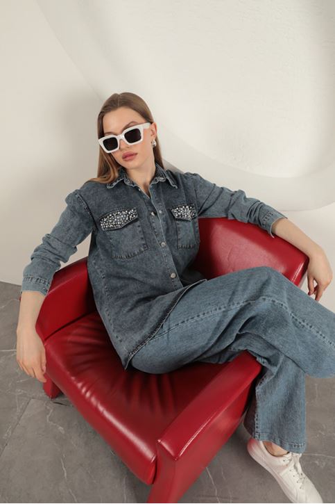 قميص نسائي أزرق بتفاصيل لؤلؤ وجيب من قماش الدنيم