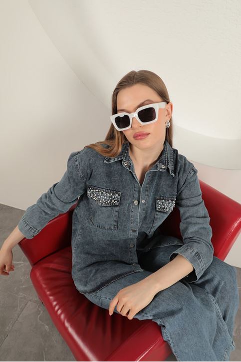 قميص نسائي أزرق بتفاصيل لؤلؤ وجيب من قماش الدنيم