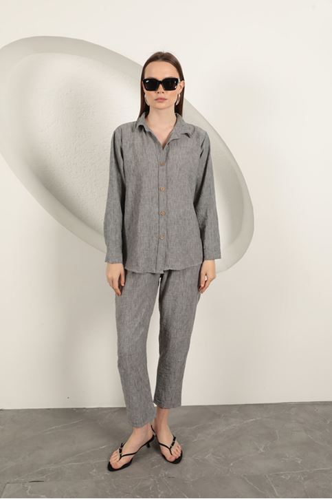 قميص من قماش الكتان وبنطلون بدلة رمادية نسائية