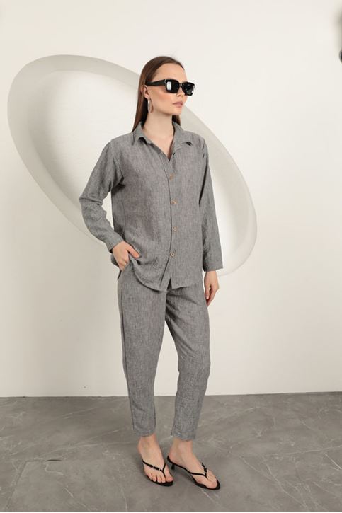 قميص من قماش الكتان وبنطلون بدلة رمادية نسائية