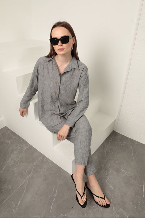 قميص من قماش الكتان وبنطلون بدلة رمادية نسائية