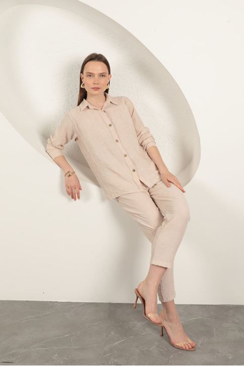 قميص من قماش الكتان وبنطلون بدلة حجرية نسائية