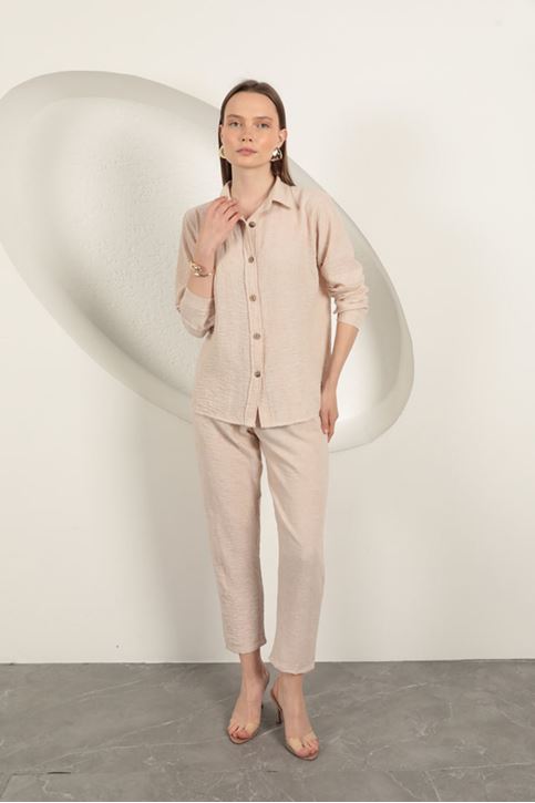 قميص من قماش الكتان وبنطلون بدلة حجرية نسائية